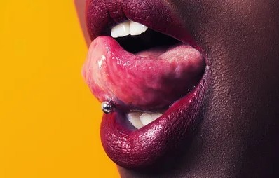 Le piercing sur la langue, entre mode, santé et croyances