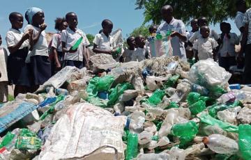 Beni : plus de 20 mille bouteilles plastiques collectées puis incinérées par des écoliers à Kasindi-