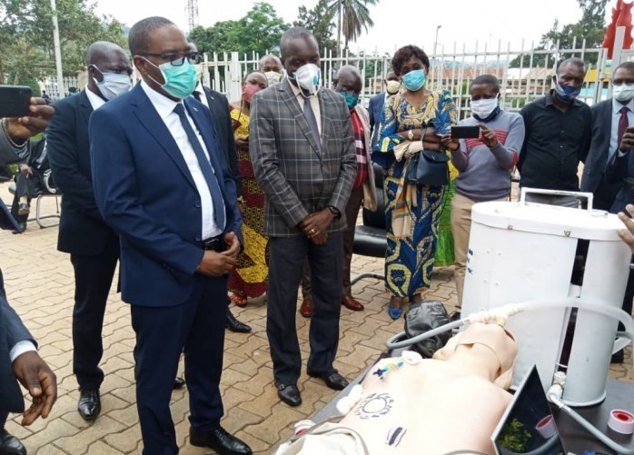 Sud-Kivu: Le gouverneur Théo Kasi a reçu un respirateur artificiel conçu par des ingénieurs de l'UOB