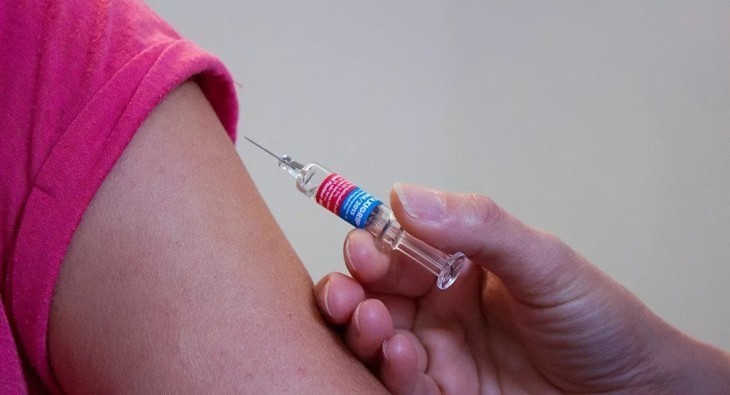 Très contesté en Afrique, l’éventuel vaccin contre le Coronavirus est très attendu ailleurs