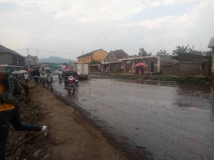 Nord-Kivu : À Lubero, des motards démolissent une barrière à MANGURUJIPA.