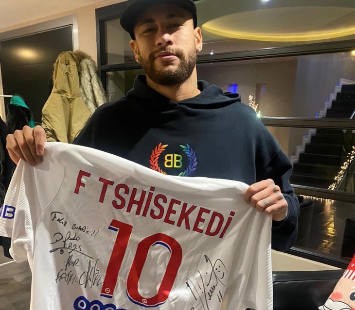 Les joueurs du PSG ont offert au président Félix Tshisekedi un maillot dédicacé floqué à son nom