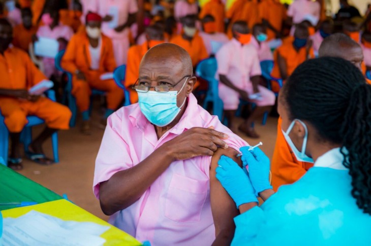 Au Rwanda, des détenus parmi les premiers bénéficiaires du vaccin contre le coronavirus