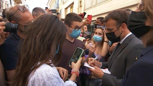 Giflé lors d'un déplacement, Emmanuel Macron relativise mais la classe politique française condamne