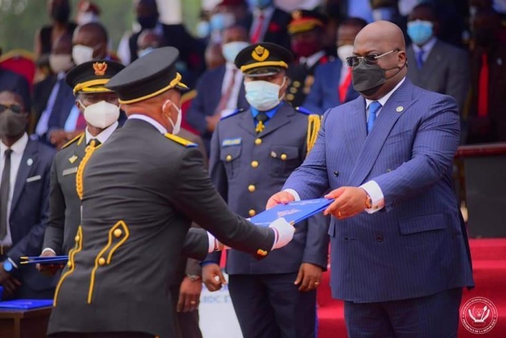 Les lauréats de la 1è promotion de l’ecole de guerre de Kinshasa ont reçu des brevets de Tshisekedi