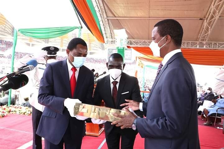 Zambie: Elu président, Hakainde Hichilema a été investi en présence de son prédécesseur Edgard Lungu