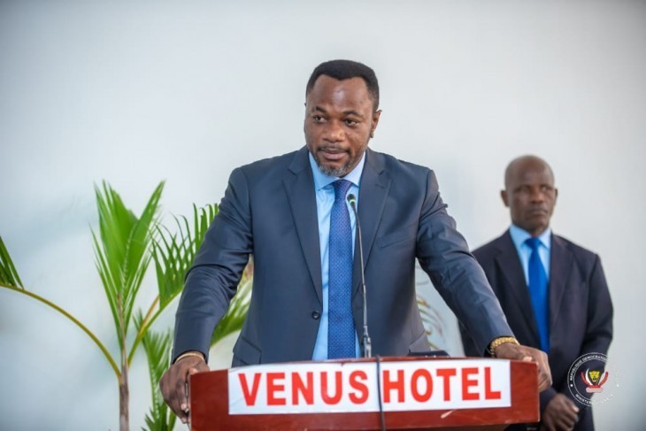 RDC : Tony Mwaba met en place une commission de suivi de la campagne "Pas une école sans bancs"