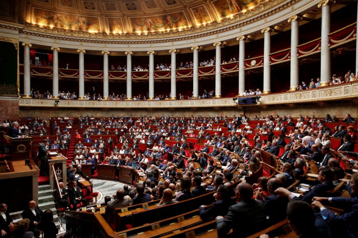 En France, le passe vaccinal définitivement adopté par le Parlement