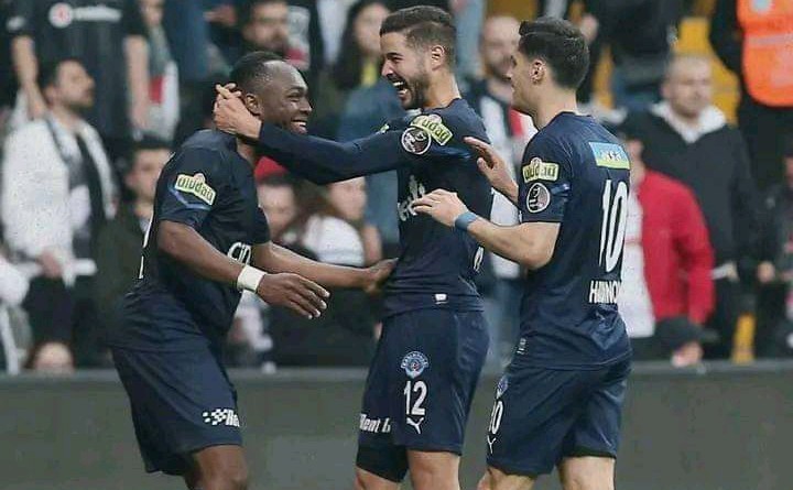 Turquie D1 : Jackson Muleka voit double, Kasimpasa domine largement Besiktas