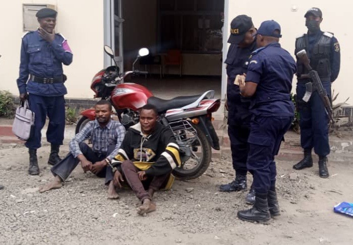 Goma : Présentation de 2 braqueurs de motos arrêtés par la police
