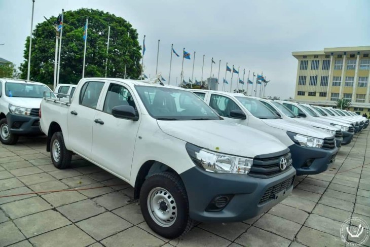 A Kinshasa, Félix Tshisekedi fait un don de 80 véhicules tout terrain aux professeurs émérites