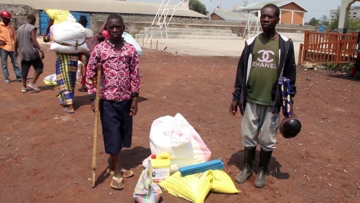 Un bénéficiaire de l'assistance humanitaire de Women of Faith avec son kit