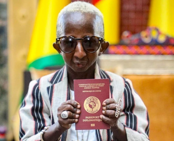 En Guinée, l'influenceur Grand P a reçu son passeport diplomatique des mains du colonel Doumbouya