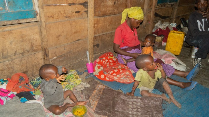 Une famille de déplacés dormant à même le sol dans une salle de classe à l’EP Kahembe © Samuel ABIBA