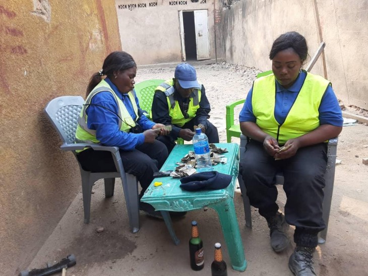 RDC: Indignations suite à une image virale des agents de la PCR comptabilisant des billets de banque