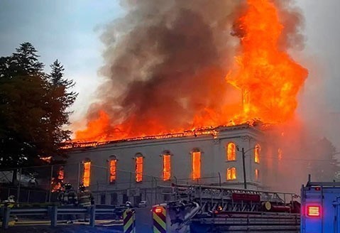Une église aux USA, qui participait à la célébration de la gay pride, a été foudroyée et incendiée