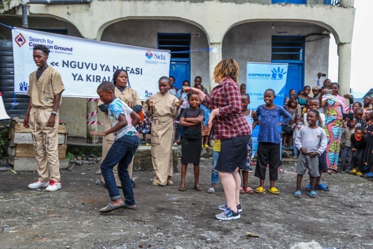 Goma: Décomplexée, une Albinos a performé des pas de danse devant un public médusé