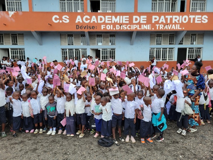 Nord-Kivu: Des fournitures scolaires offertes aux écoliers vulnérables à Rusayo par l’ONG Hypernikao