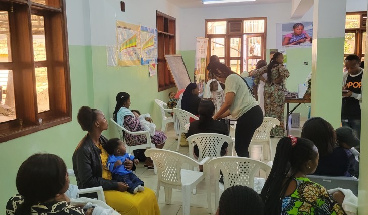 Des mamans dans une salle d'attente de Heal Africa pour faire vaccinner leurs enfants