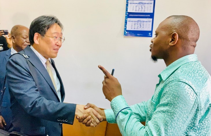 Avec S.E Monsieur l'ambassadeur de Japon en RDC, de passage à la BNC, dans le bureau de travail de Elie KASSIB