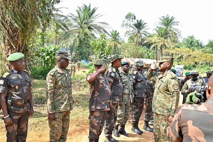 Opération Shujaa : Le chef d'Etat-Major Général de l'UPDF visite ses troupes sur la ligne de front