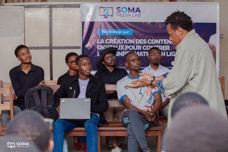 Augustin Mosange, chercheur en SIC et formateur, lors de sa présentation sur le fact-checking.