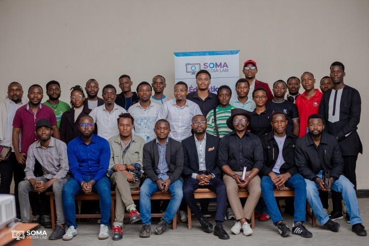 Photo de groupe des participants et formateurs à la clôture du workshop